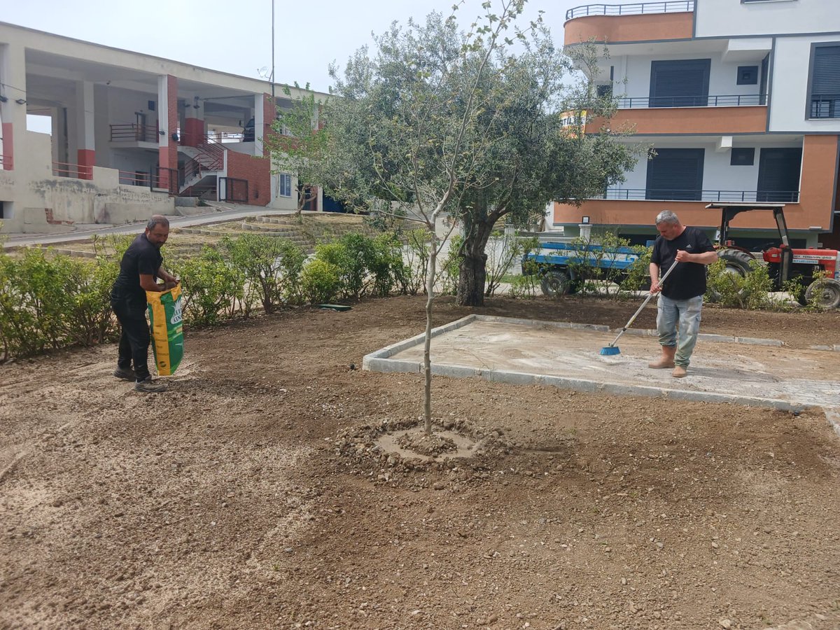 Edremit'te Güre Pazarı Çevresi Yeşil Alanlar Yenileniyor