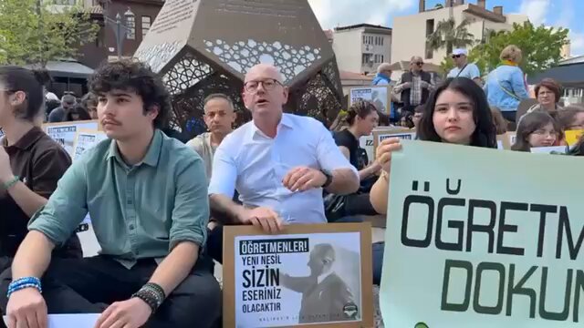 CHP Vekili Zağnos Paşa Meydanında Gençlere Destek Çağrısı Yaptı